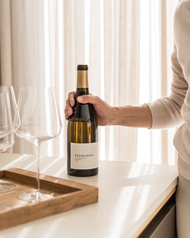 Eine Flasche Chardonnay Réserve vom Weingut Weedenborn