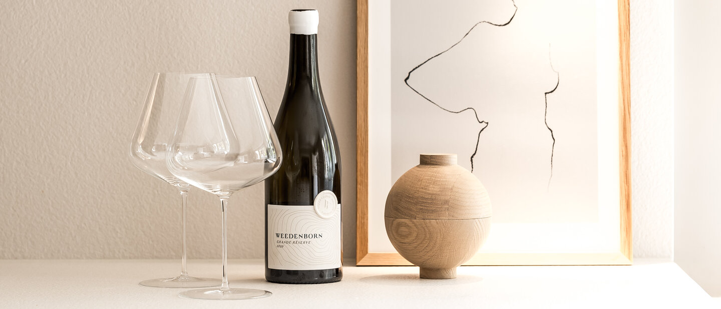 Eine Weinflasche Grande Réserve (Sauvignon Blanc und Chardonnay). Gesine Roll von Weedenborn