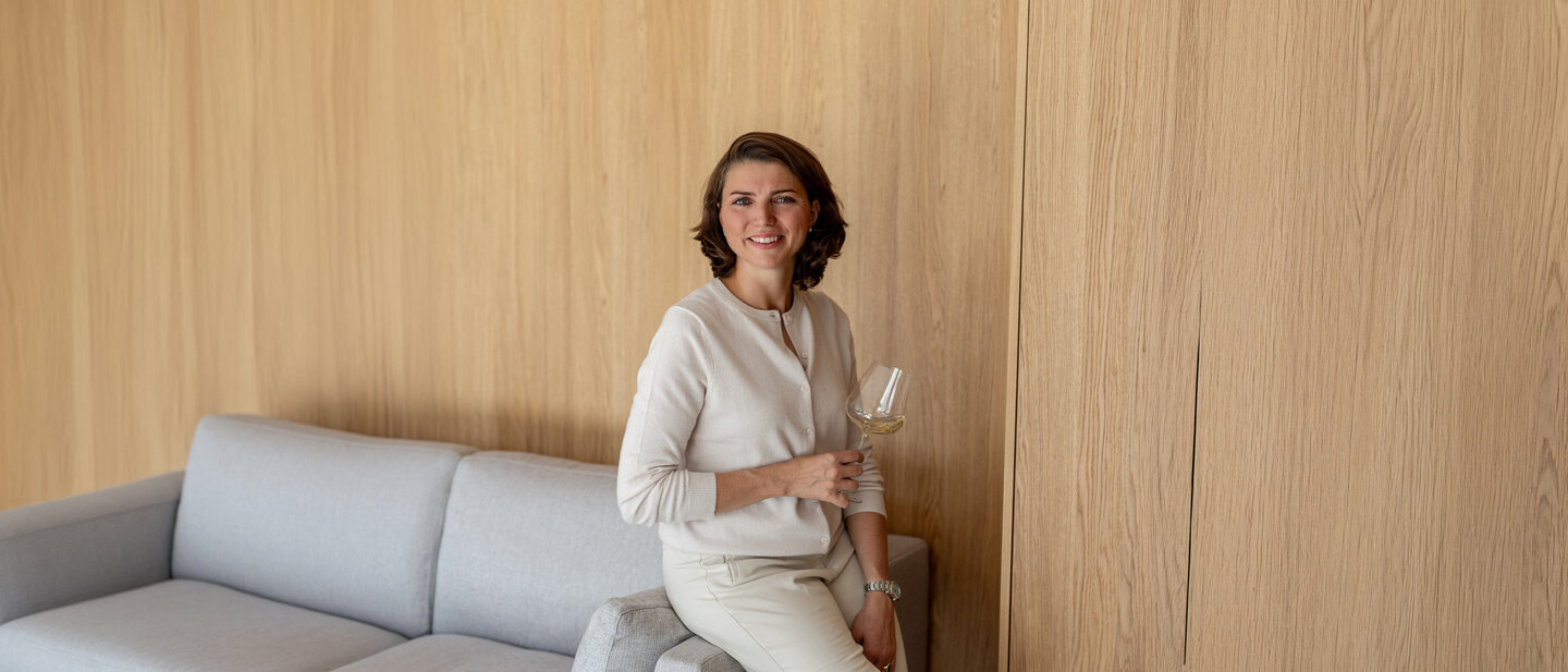 Gesine Roll von Weedenborn mit einem Glas Chardonnay im Weingut in Monzernheim - Rheinhessen