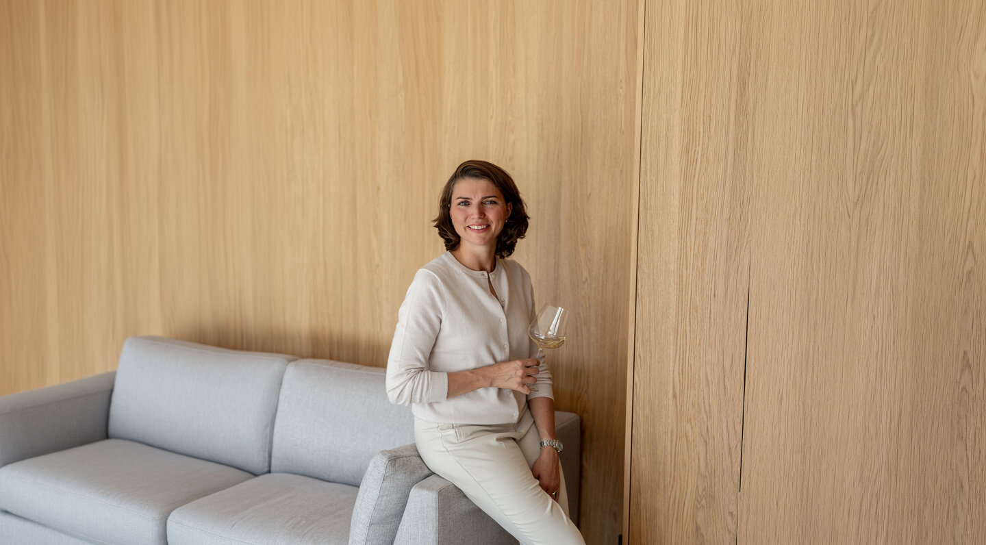 Gesine Roll von Weedenborn mit einem Glas Chardonnay im Weingut Weedenborn in Monzernheim - Rheinhessen