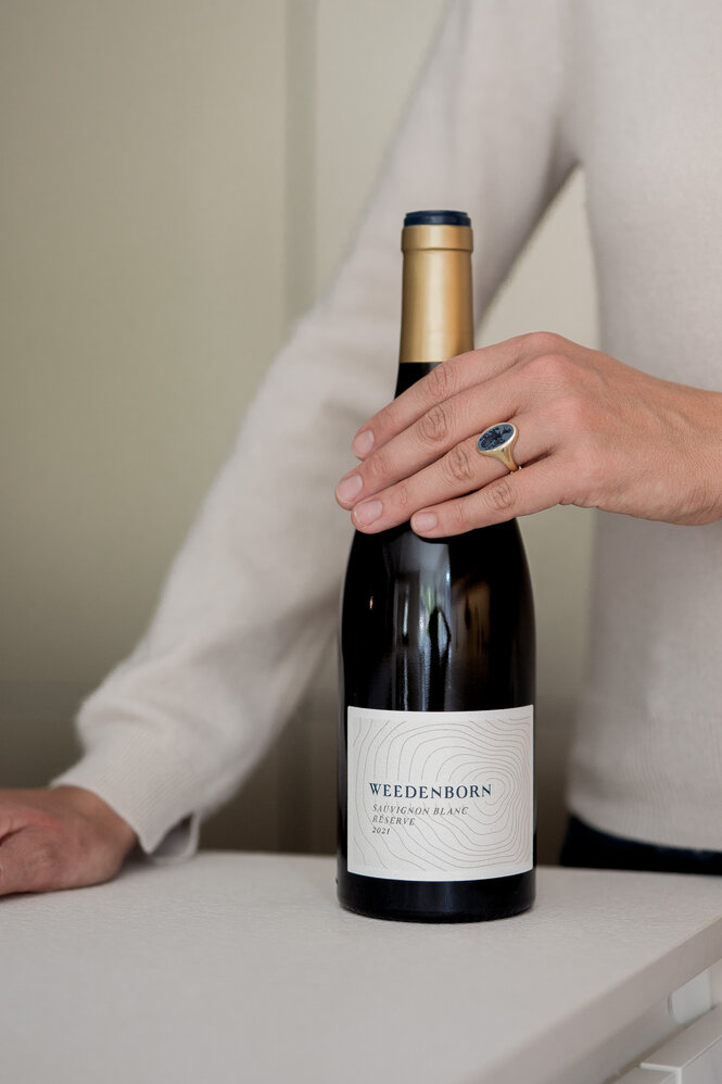 Eine Flasche Weedenborn Sauvignon Blanc Réserve mit hochwertiger Flaschenausstattung