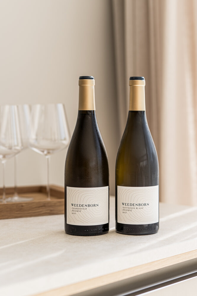 Zwei Weinflaschen der Réserven von Weedenborn Sauvignon Blanc und Chardonnay