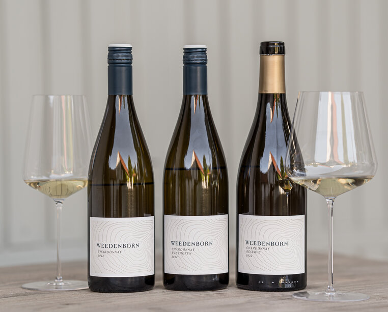 Drei Weinflaschen von Gesine Roll - Weingut Weedenborn. Chardonnay, Chardonnay Westhofen und Chardonnay Reservè