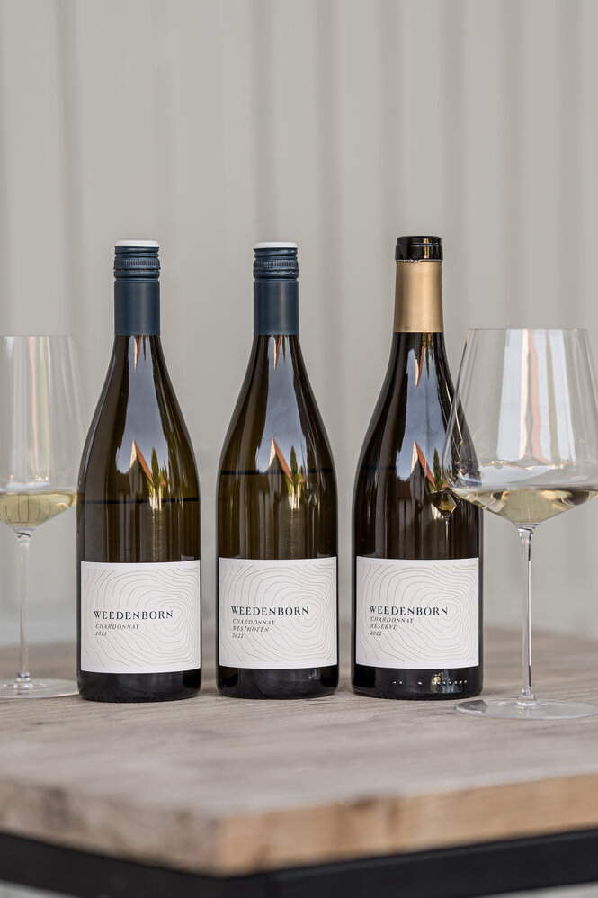 Drei Weinflaschen von Gesine Roll auf Weedenborn - Chardonnay Gutswein trocken, Chardonnay Westhofen trocken, Chardonnay Réserve trocken