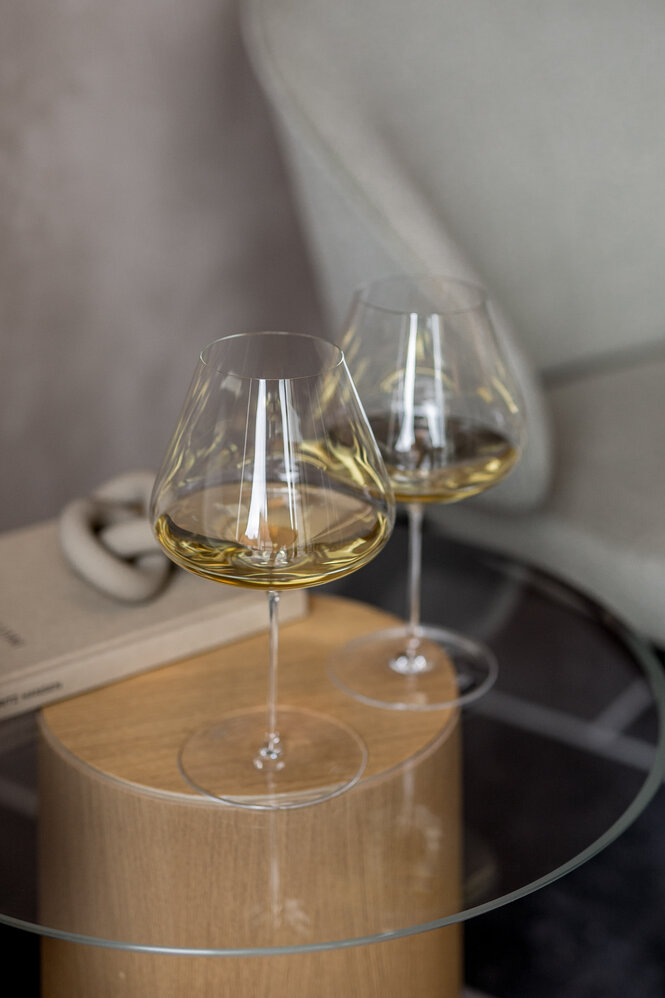 Zwei Weingläser mit Weedenborn Grande Réserve aus Sauvignon Blanc und Chardonnay