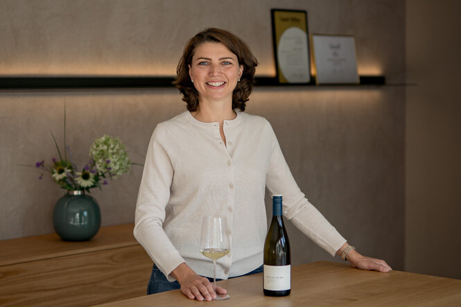 Gesine Roll in der Vinothek vor den Auszeichnungen des Weinguts Weedenborn in Rheinhessen